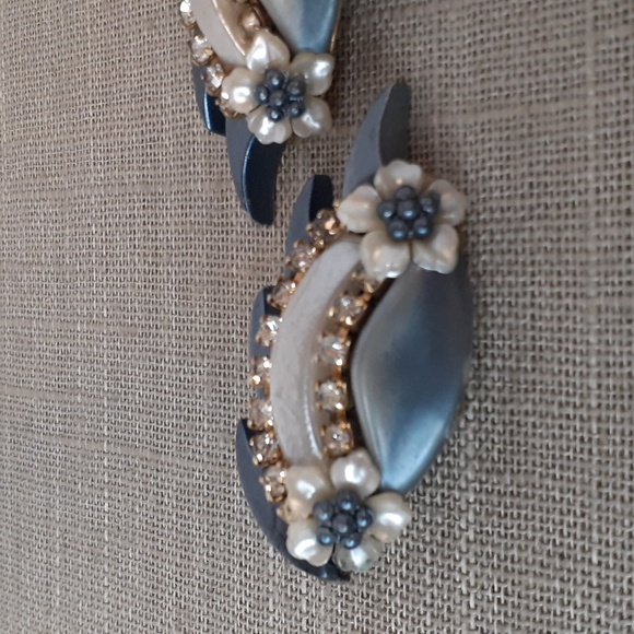 Vintage Blue White Floral Clip Earrings - Picture 2 of 4